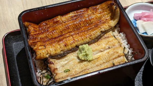 A tale of two halves of an eel: on top is&nbsp;'kabayaki',&nbsp;unagi&nbsp;grilled with&nbsp;'tare'&nbsp;and on the bottom is&nbsp;'shirayaki',&nbsp;unagi&nbsp;grilled with just salt instead of&nbsp;'tare'.