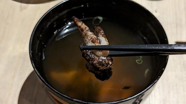The sole eel liver swimming in the bowl of&nbsp;'kimosui'.