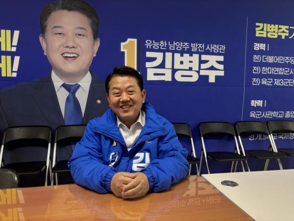 Democratic Party of Korea Rep. Kim Byung-joo, who was deputy commander of the ROK-US Combined Forces Command before entering politics in 2020, speaks to The Korea Herald at his campaign office in Namyangju, Gyeo<em></em>nggi Province, Tuesday. (Kim Arin/The Korea Herald)