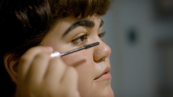 Isabelle Ayala applying mascara